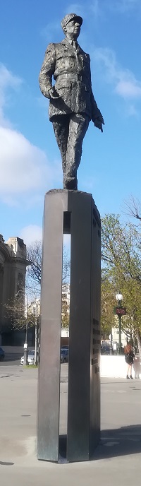 Charles Degaulle et les alliés sauve la France durant la seconde guerre mondiale. Statue du général, Métro Champs-Elysée Clémenceau. 