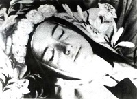 Le visage de Thérèse de Lisieux sur son lit de mort. La paix et le repos resplendissent de son visage.