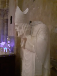 Saint Denis de Paris, tenant sa tête après son exécution au lieu du Martyrium de Montmartre
