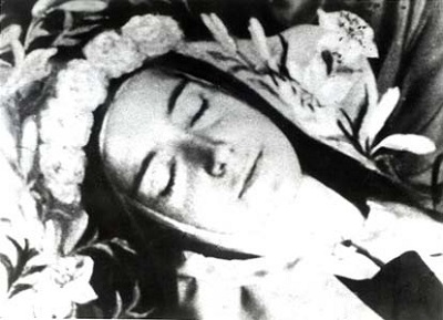 Sainte Thérèse de Lisieux sur son lit de mort, s'est endormie pour la vie éternelle